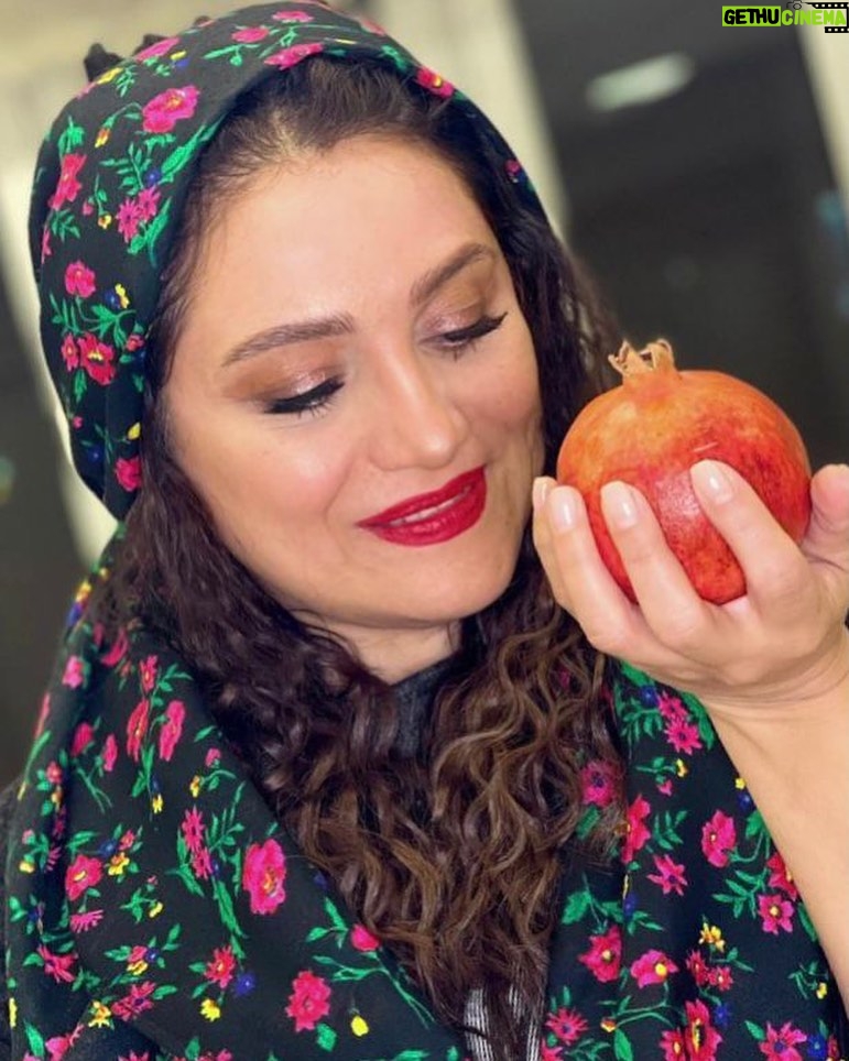Shabnam Moghadami Instagram - . کاش بشه یه امشب رو…فقط همین یه امشب،که جشن ِ تولد ِ خورشیده و یلدای زیبای ایرانی،ذهن خستهمونو آزاد کنیم از گیر و گرفتاری هایی که دیگه شدن یه بخشی از روزمرگی… کاش بشه یه امشب دل به امید داد و فرداها رو روشن و آرام دید…کاش بشه به اندوه و رنج ِ همیشگی راه نداد یه امشب … باید این فرمودهی حضرت حافظ رو عملی کنیم «با دل ِ خونین لب ِ خندان بیاور همچو جام » راه و چارهای نیست …ما باید بتونیم. حضرت میفرماید : «نور ز خورشید جوی بو که برآید» ما هم چنین کنیم. . یلدا مبارک و شیرین دوستان. آرامش و خوشی و برکت و سلامتی نصیب همگی. . امشب برای هم دعا و آرزوهای خوب کنیم.میلاد ِ خورشیده…و لابد گوش کائنات و پروردگار امشب شنواتر… . عکس از دوست هنرمندم مریم رهنمای عزیز . کمی پیش از یلدای سال ِ دوصفر. #شب_یلدا #شب_چله