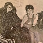 Shabnam Moghadami Instagram - . مامان‌بزرگ یه دونه از اون «غصه نخور مادر! همه‌چی درست می‌شه‌»هات می‌گی برام؟ بلند بگو که صدات از بهشت برسه به این‌جا،به گوشِ من.هیچکی نمی‌تونه مث ِ تو بگه «عیب نداره مادر…غصه نخور ! خدا بزرگه …همه چی درست می‌شه!» که آدم باورش شه و غم از دلش بره. مامان‌بزرگ می‌دونی، دیگه روزگار مث ِ قدیما نیس.دیگه این روزا هم بار ِ کج به منزل می رسه و هم سر ِ بی‌گناه بالای دار می ره …دیگه از این ستون به اون ستون فَرجی نیست .دیگه هرچی از دل بر‌می‌آد به دل نمی‌شینه …دروغ‌گو دیگه دشمن خدا نیست …مهمون دیگه حبیب خدا نیس …هرچی‌ام آسه بری آسه بیای باز گربه شاخت می زنه …چاه کَن دیگه تهِ ته ِ چاه نیس …کبک ِ هیچکی دیگه خروس نمی خونه مامان بزرگ…می‌دونی؟ همه اون ضرب‌المثلا که به هوای بازی و‌ مسابقه تو کلّه‌ی ما فرو می‌کردی از معنی افتادن!یا جور ِ دیگه شدن…یا اصلاً از یادم رفتن… . می‌خوام برام دعا کنی از تو دل ِ آسمونا…دعام کنی دلم از ناامیدی سیاه نشه…من هنوز دلم می‌خواد به دوستی و مهربونی و دلْ‌سپیدی ایمان و امید داشته باشم…ناامیدی پیش از مردن می‌کُشَدَم . . مامان بزرگ یه دونه بگو…یه بار بگو «درست می‌شه…خدابزرگه…غصه‌ی هیچی رو نخور مادر !» مواظبم باش مامان بزرگ…مث ِ همیشه، دستمو ول‌نکنی یه وقت…گم می‌شم.منو بگیر زیر ِ چادر امنِت…بغلم‌کن و نگهم‌دار …قایمم کن از این‌همه شَر و بدی و ریا و‌دروغ و بی‌انصافی و‌ نارفیقی … . مامان بزرگ،دلم برات تنگ شده.خیلی. . عکس را پدرم از من و مادربزرگم برداشته. در ۱۳۵۶.اینجا خانه‌ی کودکی‌هایم است.در عظیمیه‌ی کرج که دیگر وجود ندارد.