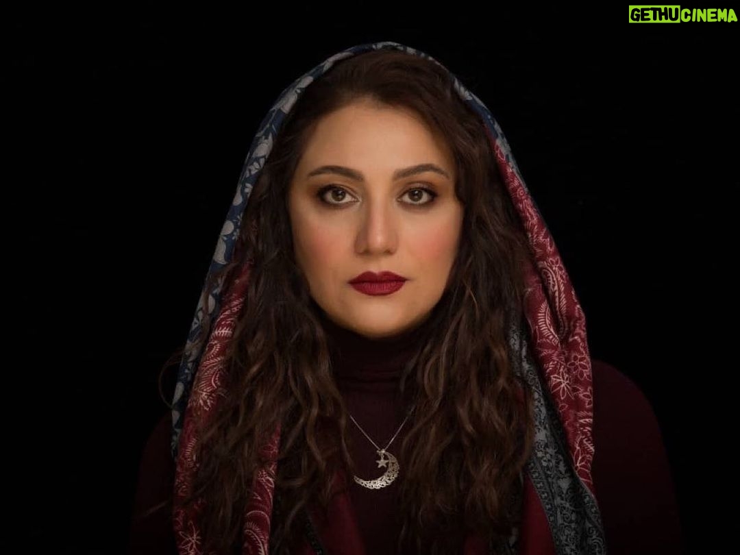 Shabnam Moghadami Instagram - . شبیه هیچ شده ای ! چهره ات را به سردی خاک بسپار… اوج خودم را گم کرده ام! می ترسم، از لحظه بعد، و از این پنجره ای که به روی احساسم گشوده شد. برگی روی فراموشی دستم افتاد، برگ اقاقیا! بوی ترانه ای گمشده می دهد بوی لالایی که روی چهره مادرم نوسان می کند. از پنجره غروب را به دیوار کودکی ام تماشا می کنم. بیهوده بود ، بیهوده بود... این دیوار ، روی درهای باغ سبز فرو ریخت. زنجیر طلایی بازی ها و دریچه روشن قصه ها ، زیر این آوار رفت… . شعر ، سرودهی سهراب سپهریست با نام ِ «شاسوسا» از «هشت کتاب ». عکس را فاطمه رحمانی برداشته از من در یکی از همین روزهای خاکستری ِ دودآلود ِ اخیر. . صورتآرایی،هنر ِدوست ِ هنرمندم مریم رهنماست. به تاریخ ِ آخرهای پاییز ِسال ِ دوصفر. روزهای ِخندیدن های دور و گریههای بیبهانهی دم ِ دست. @maryamrahnama__ @falifilm #پاییز #سهراب_سپهری #هشت_کتاب #شاسوسا #پرتره