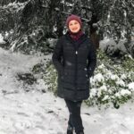 Shabnam Moghadami Instagram - . یک وقتی برف می‌بارید،همین چند‌سال پیش‌ترها…توی همین تهران…دیگر نمی‌بارد.حالا ما مانده‌ایم و دلتنگی‌اش…ما مانده‌ایم و این حجم ِآلودگی ِ عجیب و بی‌سابقه‌ی هوای ِشهر ِ دلتنگ ِ خاکستری ِ بی‌اعصاب… یک وقتی برف می‌بارید،همین جا…توی همین تهران… حالا ما مانده‌ایم و حسرت ِ آدم‌برفی‌هایی که نساختیم… #برف #هوای_پاکم_آرزوست #تهران #تهران_آلوده_من