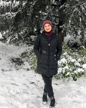 Shabnam Moghadami Instagram - .
یک وقتی برف می‌بارید،همین چند‌سال پیش‌ترها…توی همین تهران…دیگر نمی‌بارد.حالا ما مانده‌ایم و دلتنگی‌اش…ما مانده‌ایم و این حجم ِآلودگی ِ عجیب و بی‌سابقه‌ی هوای ِشهر ِ دلتنگ ِ خاکستری ِ بی‌اعصاب…
یک وقتی برف می‌بارید،همین جا…توی همین تهران…
حالا ما مانده‌ایم و حسرت ِ آدم‌برفی‌هایی که نساختیم…

#برف
#هوای_پاکم_آرزوست 
#تهران
#تهران_آلوده_من
