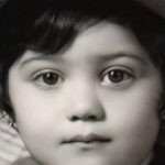 Shabnam Moghadami Instagram - . هئی…! چه روزهایی گذشته بر این طفلک ِ خُرد تا این لحظه از زندگی‌اش…و آدمیزاد چه می‌داند چی به انتظارش است و چه‌ها که نخواهد شد؟ . سه،چهار سالم باید باشد اینجا.زمانی از عمر که آدم درکی از رنج و درد و اندوه و سیاهی ندارد…و چه زود می‌گذرند این ایام ِ بی‌خبری… . سپاس از تارا اسکندری برای ترمیم عکس ِ قدیمی. #کودکی