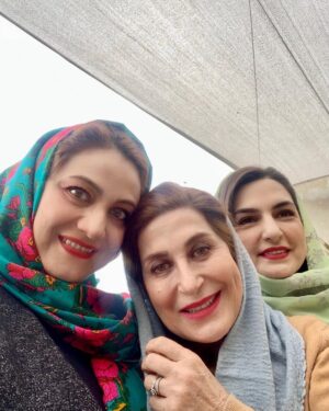 Shabnam Moghadami Instagram - .
تولد ِ قشنگ و خوش‌یمن ِ هردوتایی‌تون مبارک، آبانی های نازنین ِ من…خواهرهای مهربون ِ عزیز و دوست داشتنی ِ من…خانومای ِپاییزی ِ زیبا،چشم ما و دنیا به جمال ِ بی‌مثال هردوتون روشن…درخشان و پرامید و عاشق و خوش‌حال باشین همیشه تا همیشه …و به امید ِ فردا‌های بهتر و خوش‌تر برای شما و همه…فقط خدا می دونه چقدر دوست‌تون دارم.
کاش زود ِ زود ببینم‌تون❤️
.
یه نکته‌ای، امروز تولد ِ سیمین جونه و تولد مرمری چهار روز پیش بود. سوم آبان.من صبر کردم که به هر دوتایی‌شون باهم تبریک بگم که بیشتر قند تو دلم آب شه از خوشی ِ داشتن‌شون.❤️
.
عکس‌ها تازه نیستن.ولی آرزو می‌کنم زودتر بتونیم بازم کنار ِ هم باشیم …یه عالمه بخندیم و یه عالمه عکس بگیریم.

#فاطمه_معتمدآریا 
#مریم_شیرازی 
#تولدتون_مبارک

@maryam.shiraziii 
@fatemehmotamedarya