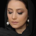 Shabnam Moghadami Instagram - . اینک موج سنگین گذرزمان است که در من می گذرد اینک موج سنگین زمان است که چون جوبار آهن در من می گذرد… اینک موج سنگین زمان است که چون دریائی از پولاد و سنگ در من می گذرد *** در گذر گاه نسیم سرودی دیگرگونه آغاز کرده ام در گذرگاه باران سرودی دیگرگونه آغاز کرده ام در گذر گاه سایه سرودی دیگرگونه آغاز کرده ام نیلوفر و باران در تو بود خنجر و فریادی در من فواره و رؤیا در تو بود تالاب و سیاهی در من در گذرگاهت سرودی دگر گونه آغاز کردم *** من برگ را سرودی کردم سر سبز تر ز بیشه من موج را سرودی کردم پرنبض تر ز انسان من عشق را سرودی کردم پر طبل تر زمرگ سر سبز تر ز جنگل من برگ را سرودی کردم پرتپش تر از دل دریا من موج را سرودی کردم پر طبل تر از حیات من مرگ را سرودی کردم . شعر،سروده‌ی احمد شاملو (ا.بامداد) است، با نام ِ «من،مرگ را…»، از دفتر شعر «آیدا در آینه». صورت‌آرایی هنر ِ مریم رهنمای عزیز است،طراح رخت و لباس ، آیدا بهرامی نازنین(دیا مینیمال استایل). و عکس را فاطمه رحمانی عزیز برداشته از من. تابستان یک‌هزار و چهارصد در تهران. #عکاسی_پرتره #احمد_شاملو #شعر_نو #آیدا_در_آینه @maryamrahnama__ @falifilm @dia.minimal.style