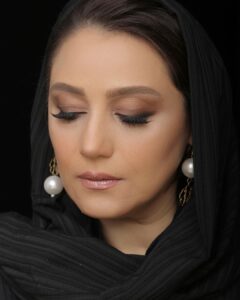 Shabnam Moghadami Instagram - . اینک موج سنگین گذرزمان است که در من می گذرد اینک موج سنگین زمان است که چون جوبار آهن در من می گذرد… اینک موج سنگین زمان است که چون دریائی از پولاد و سنگ در من می گذرد *** در گذر گاه نسیم سرودی دیگرگونه آغاز کرده ام در گذرگاه باران سرودی دیگرگونه آغاز کرده ام در گذر گاه سایه سرودی دیگرگونه آغاز کرده ام نیلوفر و باران در تو بود خنجر و فریادی در من فواره و رؤیا در تو بود تالاب و سیاهی در من در گذرگاهت سرودی دگر گونه آغاز کردم *** من برگ را سرودی کردم سر سبز تر ز بیشه من موج را سرودی کردم پرنبض تر ز انسان من عشق را سرودی کردم پر طبل تر زمرگ سر سبز تر ز جنگل من برگ را سرودی کردم پرتپش تر از دل دریا من موج را سرودی کردم پر طبل تر از حیات من مرگ را سرودی کردم . شعر،سروده‌ی احمد شاملو (ا.بامداد) است، با نام ِ «من،مرگ را…»، از دفتر شعر «آیدا در آینه». صورت‌آرایی هنر ِ مریم رهنمای عزیز است،طراح رخت و لباس ، آیدا بهرامی نازنین(دیا مینیمال استایل). و عکس را فاطمه رحمانی عزیز برداشته از من. تابستان یک‌هزار و چهارصد در تهران. #عکاسی_پرتره #احمد_شاملو #شعر_نو #آیدا_در_آینه @maryamrahnama__ @falifilm @dia.minimal.style