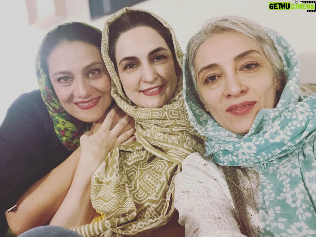 Shabnam Moghadami Instagram - . حالا دیگر میشود به قدمت ِ این دوستی، به زلالیاش و به اصالتش، سوگند خورد و این چیز ِ کمی نیست و خوش به حال ِ ما که همدیگر را داریم …که اینجور همدیگر را داریم. . ❤️ @panipana @maryam.shiraziii #دوستی #رفاقت #ما_یکدیگر_را_دوست_داریم