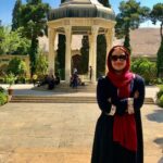 Shabnam Moghadami Instagram - . تا ز میخانه و می نام و نشان خواهد بود سر ما خاک ره پیر مغان خواهد بود حلقه پیر مغان از ازلم در گوش است بر همانیم که بودیم و همان خواهد بود بر سر تربت ما چون گذری همت خواه که زیارتگه رندان جهان خواهد بود برو ای زاهد خودبین که ز چشم من و تو راز این پرده نهان است و نهان خواهد بود ترک عاشق کش من مست برون رفت امروز تا دگر خون که از دیده روان خواهد بود چشمم آن دم که ز شوق تو نهد سر به لحد تا دم صبح قیامت نگران خواهد بود بخت حافظ گر از این گونه مدد خواهد کرد زلف معشوقه به دست دگران خواهد بود . روز ِ حضرت ِ حافظ خجسته و روشن. عکس تازه نیست.خرداد ۹۷ است…خیلی پیش از کرونا . #روز_حافظ #شیراز_زیبا