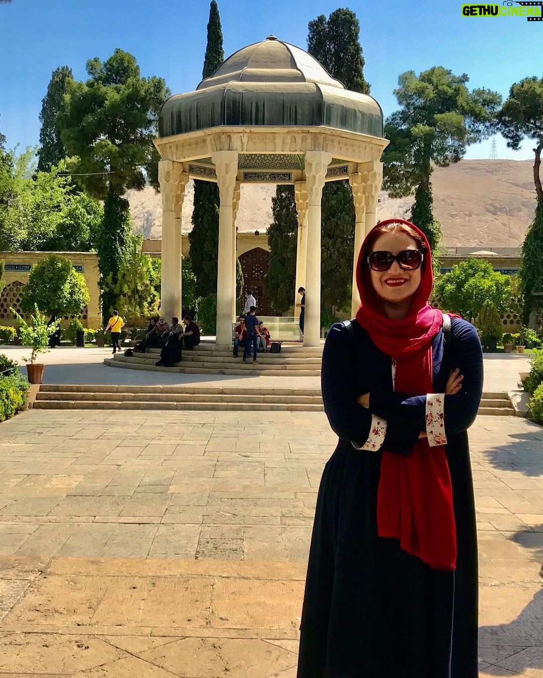 Shabnam Moghadami Instagram - . تا ز میخانه و می نام و نشان خواهد بود سر ما خاک ره پیر مغان خواهد بود حلقه پیر مغان از ازلم در گوش است بر همانیم که بودیم و همان خواهد بود بر سر تربت ما چون گذری همت خواه که زیارتگه رندان جهان خواهد بود برو ای زاهد خودبین که ز چشم من و تو راز این پرده نهان است و نهان خواهد بود ترک عاشق کش من مست برون رفت امروز تا دگر خون که از دیده روان خواهد بود چشمم آن دم که ز شوق تو نهد سر به لحد تا دم صبح قیامت نگران خواهد بود بخت حافظ گر از این گونه مدد خواهد کرد زلف معشوقه به دست دگران خواهد بود . روز ِ حضرت ِ حافظ خجسته و روشن. عکس تازه نیست.خرداد ۹۷ است…خیلی پیش از کرونا . #روز_حافظ #شیراز_زیبا