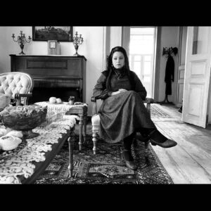 Shabnam Moghadami Instagram - .
فخرالنسا…تلخ و عبوس و سنگین‌دل…زنی که روزگار و زمانه با او ناساز بود و او با زمین و زمان …
.
عکس را تیناجان برداشته از من.ناغافل. همان وقت که به کِرد و کار ِ این زن فکر می‌کردم برای راه دادنش به خودم…که چه سخت هم بود.
 پشت صحنه‌ی سریال «خاتون »است.
مرداد ماه ۹۹.بندر کیاشهر.خانه‌ی استپان لیانازوف.که خانه‌ی ما بود در داستان.
@tinapakravan