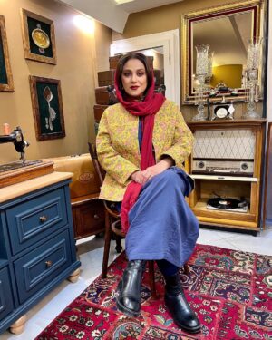 Shabnam Moghadami Instagram - .
کمی‌ فراغت …کمی آرامش،یک فنجان چای و گپ و گفتی با دوست…میان ِ یادگاران ِ گذشته
میان ِ زیبایی‌های دیروز‌ها…
.
عصر ِ ششم‌دی‌ماه.اینجا آرنیک گالری.
.
#آرنیک_گالری
#آنتیک
#سان_وود
#علیرضاآرا 
#نیما_کرمی
#فرنیچر 
@arnikgallery1 
@sunwood_nima 
@alirezaaraa 
@nimakarami.official 

.