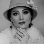 Shabnam Moghadami Instagram - . پشت ِعکس ِ کهنه‌پاره‌ی بدری خانم که از توی اشکاف ِ اتاق نشیمن ِ خانه آقاجان،لای ِ آت و آشغال‌ها پیدایش کردم، مهر ِ آبی ِ محوی خورده، نوشته‌عکاسی چهره‌نما. خیابان‌ناصرخسرو…پایینش با خودکار سیاه نوشته مهرماه ِ ۱۳۳۰… بدری خانم حالا لابد هفت کفن پوسانده توی آن گور ِ تهْ‌تهی ِ مقبره خانوادگی‌ ِمجد‌الدوله‌ها،توی امامزاده عبدالله. اما یک وقتی انگار زن زیبا و رعنایی بوده برای خودش…آرزویش بوده آکتریس تیاتر بشود…با لرتا هایراپتیان و پری آقابابیف آمد و شد داشته و پیش ِخانم قمر مشق ِ آواز می کرده و پیش ِ جواد‌خان ِ معروفی مشق ِ پیانو…به تایید ِ صادق خان ِهدایت که می‌گویند خاطرخواهش هم بوده،فرانسه را فصیح و بی‌اشکال حرف می زده و پیش از مرگ ِ رضا‌کمال شهرزاد اصول ترجمه می‌آموخته از او…شعر هم می‌گفته و می‌گویند رهی معیری چشم ِ امیدی به او داشته که پروین ِ دیگری بشود… شاید اگر آن‌طور ناگهانی و ناغافل ورنمی‌پرید و به زمین گرم نمی‌خورد،امروزه روز صاحب ِ نام و عنوان و اعتباری می‌بود مثلا مثل خانمْ فروغ‌فرخزاد…یا خانم ْژاله‌علو یا خانم ْدلکش یا دیگرانی‌هم عصر ِ او که خوش درخشیدند در عالم هنر و ادبیات…نه که این‌طور گمنام ته ِ گور ِ آخری ِ مقبره خانوادگی بپوسد. بدری خانم اما عصر ِ بیست و هشتم مرداد سال ِ سی‌و‌‌دو، نزدیک ِ چهارراه حشمت الدوله توی خیابان ِ کاخ،در کِش و واکشِ مصدقی‌ها و سلطنت‌طلب ها و اراذل و اوباش،زیر ِ دست و پای ِ دارودسته‌ی شعبان‌بی‌مخ ماند،لگد‌کوب شد و به یک‌ساعت نرسیده مرد و داغش را برای همیشه به دل ِ همه‌ گذاشت…رفت تا ته ِ مقبره‌ی خانوادگی مجدالدوله‌ها توی امامزاده عبدالله بپوسد و از یادها برود… . این داستانی‌ست برای این عکس که فاطمه رحمانی برداشته از من. در بهار ِ ۱۴۰۰.که من نوشتم. بدری خانم، نام ِ مستعاری‌است برای من در این عکس. صورت آرایی و طراحی ِ کلاه و رخت و لباس،هنر ِ دست ِ مریم رهنماست. گوشواره و انگشتری کار ِ هشت‌بهشت ِ عزیز. . جای ِ شما باشم درباره‌ی آدم‌هایی که اسم‌شان در این داستانک آمده می‌خوانم، زندگی هر کدام‌شان داستان خاص و عجیبی دارد که از خواندنش لذت خواهید برد.همین طور درباره‌ی جا و مکان‌هایی که اسمشان آمده. @falifilm @hashtbeheshtjewelry @maryamrahnama__ #داستان_کوتاه #داستانک #نوستالژی #تهران_قدیم #عکس_قدیمی