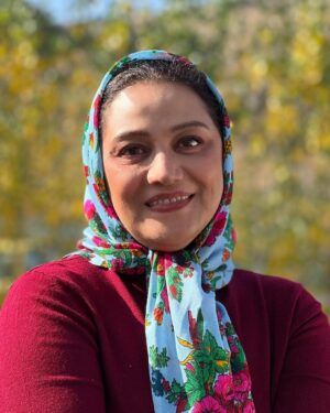 Shabnam Moghadami Instagram - .
هر جور حساب می‌کنم می‌بینم دنیا به ما یه خزون بدهکاره جای خزون ِ سیاه و بی‌برکت ِ امسال.خزونی که خلاصه‌ْ تعریفش می‌شه اوقات ِ تلخ و  پرغم و پر‌اضطراب.
یه روز در میون مرگ‌ ِ عزیز و بهشت زهرا…قتل ِ عزیز و بهشت زهرا! 
چه‌جورپاییزی بود این؟!بی‌بارون و بی‌نسیم ِ عاشق کش …آسمون ِ همش خاکستری ِ بی‌بارش و آلوده…هوای دق‌آور ِ دودآلود…دلای‌گرفته‌ی ناشادی که نارنجیا و نارنگیا رو نمی‌دید…
پاییزی که سرخط خبراش همش جنگ و‌ داغ و خون بود…پاییزی که رنگ ِ غالبش سیاه بود نه زرد و نارنجی…پاییزی که واقعی نبود…حتی شبیه ِ پاییزم نبود…آره! دنیا به ما جای ِ این پاییز…یه خوب‌شو…یه درست‌شو بدهکاره.پر بارون و شاعرانه و عاشق‌پیشه…مث‌ِ تو قصه‌ها …تو فیلما.
چند روز دیگه م که وقت ِ شمردن جوجه‌هاس…آخر ِ پاییزه و اول زمستون که باز یه عده باس ایمان بیارن به آغاز فصل سرد!عکسای قشنگ قشنگ بذارن و یاد ِ خانومْ فروغ کنن…الکیا! ادا اطواری!
ای…خانوم فروغ…خانوم فروغ جان!
نیستی ببینی چه زیاد شدن…چه بی‌شمار شدن اونایی که «همچنان که تورا می‌بوسند،در ذهن خود طنابِ دار ِ تو را می‌بافند!»
همه‌شونم ایمان می‌آرن به آغاز فصل سرد!از روی دست تو می‌نویسن بی‌فکر و پرمدعا!وای که چه سخت شده باور ِ آدما…بس که پر از دروغیم همه!..پرُ از ژست‌های دروغین و تقلبی و مردم فریب…بس که عجیب و غریبیم!
به نظرم خوش به احوالت که نیستی الانا!…گمونم با اون روحیه‌ی حساس و شکننده،چند برابر ماها عذاب می‌کشیدی بابت این وضع و اوضاع و این مردم و این دنیای بی‌رحم ِ بی‌مهر ِ بی‌وجدان…
کاش تَهِ زمستون دیگه طلبکار ِ دنیا نباشیم بابت ِسیاهی‌ش…کاش زمستون‌مون اقل‌ ِ کم زمستون باشه…برف و برکت داشته باشه…چشم‌مون شادی و احوال ِ خوب ببینه یه‌کم…بگیر و ببند کم‌شه…دنیا پُر ِ لبخند‌شه…لحظه‌هامون قشنگ شه…دل‌مون واسه زمستون ِ ۴۰۲ تنگ‌ ‌ْ شه…
.
عكس رو سرِ صحنه،آقای کارگردان ،رضا مقصودی برداشت از من…بی فیلتر جوان ساز و قشنگ کننده و‌ بی آرایش و آلایش!
@reza_magsoudi 
#پاییز 
#پاییز_بی_باران 
#فروغ_فرخزاد