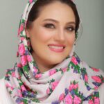 Shabnam Moghadami Instagram - . سلام! حال همه‌ی ما خوب است ملالی نيست جز گم شدنِ گاه به گاهِ خيالی دور، که مردم به آن شادمانیِ بی‌سبب می‌گويند با اين همه عمری اگر باقی بود طوری از کنارِ زندگی می‌گذرم که نه زانویِ آهویِ بی‌جفت بلرزد و نه اين دلِ ناماندگارِ بی‌درمان! تا يادم نرفته است بنويسم …. يک فوج کبوتر سپيد از فرازِ کوچه‌ی ما می‌گذرد باد بوی نامهای کسان من می‌دهد يادت می‌آيد رفته بودی خبر از آرامش آسمان بياوری!؟ نه ری‌را جان نامه‌ام بايد کوتاه باشد ساده باشد بی حرفی از ابهام و آينه، از نو برايت می‌نويسم حال همه‌ی ما خوب است اما تو باور نکن! . شعر، سروده‌ی سید‌علی صالحی‌ست، بخشی از مجموعه شعر ِ «نامه‌ها»…خسرو خان شکیبایی با آن صدای خاص‌شان خوانده‌اندش…شنیدنش را از دست ندهید . صورت‌آرایی هنر ِ دست ِ مریم رهنما،رخت و لباس طرح ِ آیدا بهرامی عزیز ،گوشوار طرح ِ هنرمندانه ی دانیال زیرک و عکس از فاطمه رحمانی عزیز ا‌ست. #سید_علی_صالحی #نامه_ها #خسروشکیبایی #دانیال_زیرک #مریم_رهنما #آیدا_بهرامی @dia.minimal.style @danialzirak @maryamrahnama__