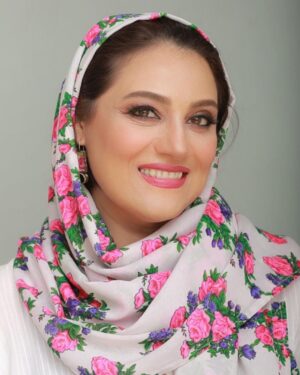 Shabnam Moghadami Instagram - .
سلام! 
حال همه‌ی ما خوب است 
ملالی نيست جز گم شدنِ گاه به گاهِ خيالی دور، 
که مردم به آن شادمانیِ بی‌سبب می‌گويند 
با اين همه عمری اگر باقی بود 
طوری از کنارِ زندگی می‌گذرم 
که نه زانویِ آهویِ بی‌جفت بلرزد و 
نه اين دلِ ناماندگارِ بی‌درمان!

تا يادم نرفته است بنويسم …. 
يک فوج کبوتر سپيد 
از فرازِ کوچه‌ی ما می‌گذرد 
باد بوی نامهای کسان من می‌دهد 
يادت می‌آيد رفته بودی 
خبر از آرامش آسمان بياوری!؟ 
نه ری‌را جان 
نامه‌ام بايد کوتاه باشد 
ساده باشد 
بی حرفی از ابهام و آينه، 
از نو برايت می‌نويسم 
حال همه‌ی ما خوب است 
اما تو باور نکن!
.
شعر، سروده‌ی سید‌علی صالحی‌ست، بخشی از مجموعه شعر ِ «نامه‌ها»…خسرو خان شکیبایی با آن صدای خاص‌شان خوانده‌اندش…شنیدنش را از دست ندهید .

صورت‌آرایی هنر ِ دست ِ مریم رهنما،رخت و لباس طرح ِ آیدا بهرامی عزیز ،گوشوار طرح ِ هنرمندانه ی دانیال زیرک و عکس از فاطمه رحمانی عزیز ا‌ست.

#سید_علی_صالحی 
#نامه_ها 
#خسروشکیبایی 
#دانیال_زیرک 
#مریم_رهنما
#آیدا_بهرامی
@dia.minimal.style 
@danialzirak 
@maryamrahnama__