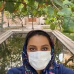 Shabnam Moghadami Instagram - . خدا عمری بده به من، باز صورت ِ بی‌ماسک و خوشحال ،لب ِخندان و دهان ِخوش‌گو،چشم و نگاه ِ بی‌غصه‌ی روشن ِ خودم و دوستام و مردمم رو دوباره ببینم… می‌شه یعنی؟ عصر ِ امروز سیزدهم شهریور ماه سال ِ دوصفر. توضیح: من سفر نرفتم! جایی نرفتم…نمی رم!…اینجا محل فیلمبرداری‌مونه!