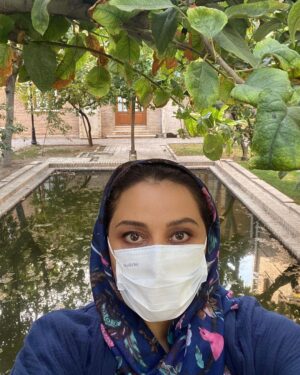 Shabnam Moghadami Instagram - .
خدا عمری بده به من، باز صورت ِ بی‌ماسک و خوشحال ،لب ِخندان و دهان ِخوش‌گو،چشم و نگاه ِ بی‌غصه‌ی روشن ِ خودم و دوستام و مردمم رو دوباره ببینم…
می‌شه یعنی؟
عصر ِ امروز سیزدهم شهریور ماه سال ِ دوصفر.
توضیح:
من سفر نرفتم! جایی نرفتم…نمی رم!…اینجا محل فیلمبرداری‌مونه!