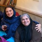 Shabnam Moghadami Instagram - . مگه نگفتین نگران نباش…تموم شد؟! مگه نگفتین کرونا غلط کرده!…خودتون گفتین! فرشته بانو …بگین بدون شما چیکار کنیم؟ بگین بچه‌های سینمای کودک گرفتاری‌هاشونو به کی بگن وقتی شما نیستین؟ بگین از این به بعد به کی باید زنگ بزنم بگم برای فلانی وام…برای فلانی کمک‌هزینه درمان …برای فلانی کمک برای…به کی باید بگم؟ کی دیگه برای همه اهل ِ سینما مادری می کنه؟کی مسئولانه دنبال ِ همه‌کاراشون می‌دووه؟کی به همه می گه نگران نباش! توکل به خدا!…درست می شه همه چی؟ قرار بود باز با هم کار کنیم، باز بریم شیراز،بریم حافظیه…شما حافظ بخونین برام…پس چی شد؟ شما که بدقول نبودین! …من نمی دونم، خودتون بگین بهم ، بدون شما …بدون دوستی ِ شما…من باید چیکار کنم؟ سینما باید چیکار کنه؟…عروسکا…عروسکای توی دفتر…عروسکای گلنار و پاتال و خاله قورباغه چیکار باید بکنن بی شما؟ اینجوری تنها گذاشتن ِ ما رسمش نبود فرشته بانو …قرارمون این نبود فرشته بانو … . به غزل و علی و عسل عزیز …که مادر نازنین شون رو از دست دادن ،به دست‌اندرکاران ِ سینمای کودک که بزرگ‌ترین حامی شون رو از دست دادن ، به تمامی ِ اهل سینما که یکی از دلسوزترین هاشون رو از دست دادن و به خودم که خواهری مهربان و نازنین رو از دست دادم تسلیت می گم…تسلیت! فکر که می کنم می بینم چه واژه‌ی پیش پا افتاده و حقیریه…هزار لعنت به کرونا…که معنی ِ سنگین ِ کلمات رو گرفت و سبک و بی ارزش شون کرد…حالا دیگه حتی کلمه‌ی تلخ ِمرگ هم بار ِ معنایی ِ سابق رو‌نداره… روح‌تون شاد فرشته بانوجان…حواس تون بهم باشه…شما قول داده بودین همیشه حواس تون بهم باشه…یادتون نره قول‌تون من روش کلی حساب کردم… . غزل جانم، علی جان و عسل جان و آقای شاهسواری عزیز …خداوند به شما و ما در عبور از این غم بزرگ و تحمل این سوگ صبر بده…روح فرشته بانو جان شاد و آرام… لعنت به کرونای لعنتی… خدانگهدار فرشته بانو جان…در آغوش خدا امن و آرام باشین . . جان و‌ توان فریاد هم دیگه نیست …کم آوردم ! چقدر بگیم که چرا به موقع برای خرید واکسن به درد بخور اقدام نکردین ؟ چرا گذاشتین کار به این جا بکشه که هر روز عزیزی پرپر بشه …چرا دست نجنبوندین برای نجات مردم؟…توان که ندارم هیچ ! صدام هم به هیچ جا نمی رسه! . #فرشته_طائرپور #سینمای_ایران #سینمای_کودک_و_نوجوان #واکسیناسیون_به_موقع_قطعا_ما_را_نجات_می_داد #کرونا_یکی_دیگر_از_ما_را_برد #غزل_شاکری @ghazal.shakeri.official