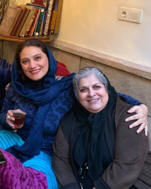 Shabnam Moghadami Instagram - .
مگه نگفتین نگران نباش…تموم شد؟! مگه نگفتین کرونا غلط کرده!…خودتون گفتین!
فرشته بانو …بگین بدون شما چیکار کنیم؟ بگین بچه‌های سینمای کودک گرفتاری‌هاشونو به کی بگن وقتی شما نیستین؟ بگین از این به بعد به کی باید زنگ بزنم بگم برای فلانی وام…برای فلانی کمک‌هزینه درمان …برای فلانی کمک برای…به کی باید بگم؟
کی دیگه برای همه اهل ِ سینما مادری می کنه؟کی مسئولانه دنبال ِ همه‌کاراشون می‌دووه؟کی به همه می گه نگران نباش! توکل به خدا!…درست می شه همه چی؟ 
قرار بود باز با هم کار کنیم، باز بریم شیراز،بریم حافظیه…شما حافظ بخونین برام…پس چی شد؟ شما که بدقول نبودین! …من نمی دونم، خودتون بگین بهم ، بدون شما …بدون دوستی ِ شما…من باید چیکار کنم؟ سینما باید چیکار کنه؟…عروسکا…عروسکای توی دفتر…عروسکای گلنار و پاتال و خاله قورباغه چیکار باید بکنن بی شما؟
اینجوری تنها گذاشتن ِ ما رسمش نبود فرشته بانو …قرارمون این نبود فرشته بانو …
.
به غزل و علی و عسل عزیز …که مادر نازنین شون رو از دست دادن ،به دست‌اندرکاران ِ سینمای کودک که بزرگ‌ترین حامی شون رو از دست دادن ، به تمامی ِ اهل سینما که یکی از دلسوزترین هاشون رو از دست دادن و به خودم که خواهری مهربان و نازنین رو از دست دادم تسلیت می گم…تسلیت! فکر که می کنم می بینم چه واژه‌ی پیش پا افتاده و حقیریه…هزار لعنت به کرونا…که معنی ِ سنگین ِ کلمات رو گرفت و سبک و بی ارزش شون کرد…حالا دیگه حتی کلمه‌ی تلخ ِمرگ هم بار ِ معنایی ِ سابق رو‌نداره…
روح‌تون شاد فرشته بانوجان…حواس تون بهم باشه…شما قول داده بودین همیشه حواس تون بهم باشه…یادتون نره قول‌تون من روش کلی حساب کردم…
.
غزل جانم، علی جان و عسل جان و آقای شاهسواری عزیز …خداوند به شما و ما در عبور از این غم بزرگ و تحمل این سوگ صبر بده…روح فرشته بانو جان شاد و آرام…
لعنت به کرونای لعنتی…
خدانگهدار فرشته بانو جان…در آغوش خدا امن و آرام باشین .

.
جان و‌ توان فریاد هم دیگه نیست …کم آوردم ! چقدر بگیم که چرا به موقع برای خرید واکسن به درد بخور اقدام نکردین ؟ چرا گذاشتین کار به این جا بکشه که هر روز عزیزی پرپر بشه …چرا دست نجنبوندین برای نجات مردم؟…توان که ندارم هیچ ! صدام هم به هیچ جا نمی رسه!
.
#فرشته_طائرپور 
#سینمای_ایران 
#سینمای_کودک_و_نوجوان 
#واکسیناسیون_به_موقع_قطعا_ما_را_نجات_می_داد
#کرونا_یکی_دیگر_از_ما_را_برد
#غزل_شاکری 

@ghazal.shakeri.official