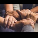 Shabnam Moghadami Instagram - . مرزهایی که دست ِ بشر ترسیم کرده روی نقشه های کاغذی، میان ِ سرزمین ها و آدم ها و‌دریاها و کوه‌ها، تنها ارزش و کارایی ِسیاسی و جغرافیایی دارند.گرنه چه حد و مرز و چه تفاوتی هست میان ما،اگر همه آدمی‌زاده‌ایم…اگر همه‌مان را به تمامی با یک کلام «انسان » می خوانند. رنج هرکجای جهان برای هر قوم و هر قبیله و طایفه‌ای مگر جز رنج است؟ ظلم مگر جز ظلم است؟ درد مگر جز درد است؟ کیفیت آلام ِ بشری چه تفاوت دارد برای گونه‌های مختلف بشر؟ گرسنگی و ترس برای ایرانی و افغانستانی و بولیویایی و یونانی و هندی چه تفاوت دارد؟! . این ها را گفتم که بگویم رنج ِ خواهر و برادر افغان، رنج من و ماست، از آن خواهیم گفت و خواهیم نوشت. تا هرگاه که لازم باشد.که این کمترین کاری‌ست که می شود انجام داد برای هم‌دردی. نگویید خودمان به قدر کافی بیچاره‌گی داریم! نگویید خودمان نداریم بخوریم، نگویید جا نداریم،امکانات نداریم…نگویید به داد دل خودمان اول باید برسیم.«خودمان » و «خودشان» ندارد. همه یکی‌ایم اگر «بنی‌آدم اعضای یکدیگرند…» را آن‌طور بادبه‌گلو انداخته می خوانیم! . ناگزیری و بی‌پناهی ِ مهاجر را اگر درک کنیم، دست از تنگ نظری و نژادپرستی برخواهیم داشت و شایسته است چنین کنیم…بعد با صدای بلند، بی آنکه فقط شعار داده باشیم برای فرزندان مان بخوانیم همه در آفرینش ز یک گوهریم و چو عضوی به درد آورد روزگار ما و‌ دیگر عضو ها را نماند قرار… . #افغانستان #افغانستانی #بنی_آدم_اعضای_یکدیگرند #مهاجرت_ناگزیر #طالبان #صلح_جهانی