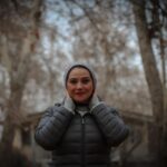 Shabnam Moghadami Instagram - . در روزهاي ِ آخر اسفند کوچ بنفشه‌های مهاجر زیباست… در نيم‌روز روشن اسفند وقتی بنفشه ها را از سايه های سرد در اطلس شميم بهاران با خاک و ريشه - ميهن سيارشان – از جعبه‌های کوچک و چوبی در گوشه‌ی خيابان می‌آورند جوی هزار زمزمه در من می‌جوشد: ای کاش ای کاش، آدمی وطنش را مثل بنفشه‌ها (در جعبه‌های خاک) يک روز می‌توانست هم‌راه خويشتن ببرد هر کجا که خواست در روشنای باران در آفتاب پاک… . شعر، سروده‌ی استاد شفیعی‌کدکنی عکس،حسین حاجی‌بابایی . @hoseinhajibabaei @shafiei_kadkani . #محمد_رضا_شفیعی_کدکنی #روزهای_آخر_اسفند