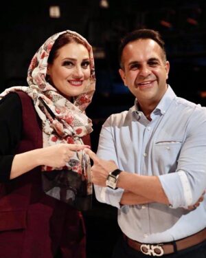 Shabnam Moghadami Instagram - .
آیدین الفت بر اثر ابتلا به کرونا درگذشت!
خبر همین قدر کوتاه و همین قدر بُرنده و بی‌رحم بود...
باورم نمی شد...آیدین از آن آدم‌هایی‌ست که نبودنش...مرگش را هیچ جور نمی‌شود باور کرد، بس که سرشار بود از انرژی حیات...
شماره کیومرث مرادی را گرفتم ...گوشی را که برداشت دیدم نفسش بالا نمی آید از گریه...حرف نزدیم ،او فقط زار زد...و من فقط آرام اشک ریختم...
آیدین را کرونا برد...و‌ تمام!
.
آیدین الفت یکی از بهترین و باسوادترین و بی ادعاترین مهندسین صدا بود که می شناختم.در حال تحصیل در دوره‌ی دکترا...جنتلمن ترین...آدم حسابی...بی هیچ نمایش و ادعا و‌درجه یک...و دریغ که دیگر نداریمش...
کرونا آیدین را با خود برد...و تمام!
.
تسلیت به خانواده‌ی محترم الفت به ویژه مادر گرامی و نازنین ِ آیدین و تسلیت به دوستانش در مجموعه شهر صدای پارسیان...که آیدین چقدر برای حفظ و راه‌اندازی‌اش زحمت کشید...
تسلیت به جامعه ی موسیقی و تئاتر و سینمای ایران برای از دست دادن چنین گوهر ارزشمندی ...
داغ ِ مرگ ِ آیدین الفت از آن داغ‌هاست که حالاها بلکه تا همیشه با دل مان خواهد ماند...روانت آرام مرد ِ نیک ِ روزگار...یادت به خیر و‌ نیکی.
.
صفحه ام شده مثل ِ دیوار ِ پشت ِ مسجدهایی که محل ِبرگزاری ِمراسم ختم‌اند...پر از اعلامیه‌ی مرگ ...
چه کنم؟ چه کنیم که مرگ می‌بارد!
عکس را در تابستان سال‌ ِ نود و هشت، پیش از اجرای نمایش«مرغ دریایی من»کیومرث برداشت از ما...آیدین طراح صدای آن نمایش بود 
.
آیدین ما این عکس‌ها را نگرفتیم برای وقت ِ نبودن ِ هم...برای روز مرگ‌مان...چرا اینطور شد آیدین؟

#آیدین_الفت 
#شهر_صدای_پارسیان 
#کیومرث_مرادی 
#مرغ_دریایی_من
#کرونا 
#واکسن_بخرید 
#ما_داریم_میمیریم 
@aidinolfat
@kiomarsmoradi