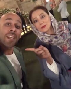 Shabnam Moghadami Instagram - . توی جشن حافظ بودیم...ارشا لایو می‌گذاشت...می رفت سراغ دوست‌هاش یکی یکی...درباره شون با طرفدار هاش حرف می زد...ازشون تعریف‌هایی می کرد که شایسته‌ی خودش بود... جایزه بگیر و خوش انرژی تویی ارشا... در آغوش خدا آرام باشی مهربان... یاد و خاطره‌ات با لبخند و به خیر ،‌همیشه با ما خواهد بود اما چه داغی گذاشتی به دل همه با این پرواز... در آغوش ِ امن خدا آرام باشی عزیز ِ دوست داشتنی. اینکه کوچک و بزرگ ِ این سینما از تو به نیکی یاد می کنن هنری بود که تو علاوه بر هنرهای دیگرت و ورای اون هنر‌ها داشتی ...روانت آرام🥀 . #ارشا_اقدسی #چه_وقت_مردن_بود_رفیق