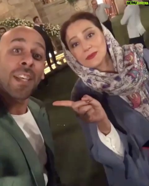 Shabnam Moghadami Instagram - . توی جشن حافظ بودیم...ارشا لایو می‌گذاشت...می رفت سراغ دوست‌هاش یکی یکی...درباره شون با طرفدار هاش حرف می زد...ازشون تعریف‌هایی می کرد که شایسته‌ی خودش بود... جایزه بگیر و خوش انرژی تویی ارشا... در آغوش خدا آرام باشی مهربان... یاد و خاطره‌ات با لبخند و به خیر ،‌همیشه با ما خواهد بود اما چه داغی گذاشتی به دل همه با این پرواز... در آغوش ِ امن خدا آرام باشی عزیز ِ دوست داشتنی. اینکه کوچک و بزرگ ِ این سینما از تو به نیکی یاد می کنن هنری بود که تو علاوه بر هنرهای دیگرت و ورای اون هنر‌ها داشتی ...روانت آرام🥀 . #ارشا_اقدسی #چه_وقت_مردن_بود_رفیق