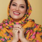 Shabnam Moghadami Instagram - . دلم خنده و خوشی ِ از ته ِ دل می‌خواد...دلم دل ِ بی‌غصه و فکر ِ راحت و آرامش ِ خیال می خواد... و نه فقط برای خودم...که برای همه، همه‌مون...همه‌ی ایران...همه‌ی جهان...دیگه آرزو و دلبخواه که عیب نیست! نه خرجی برای کسی داره و‌نه رنجی! . . یه چیزی : از دیروز باز یه عده راه افتادن به داد و فریاد و اعتراض بی خودی که حالا چه‌خبرتونه انقدر خوشی می کنین واسه رفتن ِ فیلم آقای فرهادی به کن؟! وسط این همه بدبختی و کرونا و گرونی و بی‌برقی و فلان و فلان،این قضایا واسه ما مگه نون و آب می شه؟! عرض می کنم : عزیزان دل! به قرآن گاهی آبرو و عزت و غرور و غیرت از نون و آب مهم تره! رفته به خرج ِ هنر و اعتبار ِ خودش برای ما آبرو بخره مثل ِ همیشه! خب این عیبش کجاست؟!بعدم ...گیرم فرهادی و گروهش و فیلمش نرن کَن ...نرن اسکار یا هر رویداد مهم فرهنگی ِ دیگه ، چیزی از فهرست بلند بالای ِ گرفتاری‌های فردی و اجتماعی ِ ما‌ کم می شه؟ حالا بذار دو صباح دل ِ خونین ِ اهل ِ فرهنگ و هنر به امید ِ افتخار‌آفرینی ِ یکی از ستاره‌هاش خوش باشه!چی از کی کم می شه؟! . . 🌺چارقدم از پارچه‌هایی است که زنانِ زیبای سنندجی در لباس سنتی کُردی‌شون شال ِ کمر می کنند. صورت‌آرایی هنر ِ خانم مریم رهنما. عکس از خانم فاطمه رحمانی. .🌺