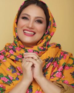 Shabnam Moghadami Instagram - . دلم خنده و خوشی ِ از ته ِ دل می‌خواد...دلم دل ِ بی‌غصه و فکر ِ راحت و آرامش ِ خیال می خواد... و نه فقط برای خودم...که برای همه، همه‌مون...همه‌ی ایران...همه‌ی جهان...دیگه آرزو و دلبخواه که عیب نیست! نه خرجی برای کسی داره و‌نه رنجی! . . یه چیزی : از دیروز باز یه عده راه افتادن به داد و فریاد و اعتراض بی خودی که حالا چه‌خبرتونه انقدر خوشی می کنین واسه رفتن ِ فیلم آقای فرهادی به کن؟! وسط این همه بدبختی و کرونا و گرونی و بی‌برقی و فلان و فلان،این قضایا واسه ما مگه نون و آب می شه؟! عرض می کنم : عزیزان دل! به قرآن گاهی آبرو و عزت و غرور و غیرت از نون و آب مهم تره! رفته به خرج ِ هنر و اعتبار ِ خودش برای ما آبرو بخره مثل ِ همیشه! خب این عیبش کجاست؟!بعدم ...گیرم فرهادی و گروهش و فیلمش نرن کَن ...نرن اسکار یا هر رویداد مهم فرهنگی ِ دیگه ، چیزی از فهرست بلند بالای ِ گرفتاری‌های فردی و اجتماعی ِ ما‌ کم می شه؟ حالا بذار دو صباح دل ِ خونین ِ اهل ِ فرهنگ و هنر به امید ِ افتخار‌آفرینی ِ یکی از ستاره‌هاش خوش باشه!چی از کی کم می شه؟! . . 🌺چارقدم از پارچه‌هایی است که زنانِ زیبای سنندجی در لباس سنتی کُردی‌شون شال ِ کمر می کنند. صورت‌آرایی هنر ِ خانم مریم رهنما. عکس از خانم فاطمه رحمانی. .🌺