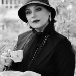 Shabnam Moghadami Instagram - . آخرهای بهار بود خوب یادم هست یک چهارشنبه روزی طرف عصر،اردشیر تلفن کرد که محمد مسعود جمعه شب وعده‌مان گرفته برویم باغچه‌ اش در آب‌ْکرج. گفت منورالفکرهای تهران خیلی‌هاشان حتمی آن شب جمعند آنجا.از جمالزاده و بزرگ علوی بگیر تا خانم قمر و بانو روح‌انگیز .دل‌توی دلم نبود از صبح ِجمعه. خانم جانم را به هزار التماس و‌ تمنا راضی کردم بگذارد بروم.نگفتم هم که عصر می روم لاله زار آرایشگاه ِ هتل سانترال پیش مادام که آراپیرا کنم برای مهمانی ِ شب. نگفتم هم که دوپیِس قشنگم را داده‌ام موسیو توتوانیان برایم دوخته برای یک همچو مهمانی ...اصلا نگفتم مهمانی،آن جور مهمانی‌ست !می‌گفتم، یقین که نمی‌گذاشت بروم. اردشیر گفت جمعه غروب بیا عکاسخانه خادم،توی خیابان سپه.علی‌آقا‌ خادم رفیق ِ دلْ‌جانی‌اش بود و آن شب‌هم دعوت بود و قرار بود با اتول ِ علی‌آقا برویم مهمانی ِ آقای مسعود.سه تایی. زود رسیدم عکاسخانه بس که هول بودم. اردشیر نیامده بود هنوز .علی‌آقا گفت برایم چای آوردند.ایستادم توی ِ ایوان ِ طبقه بالا به چای خوردن و تماشای خیابان. یکباره دیدم علی آقا گفته دوربین و دستگاهش را آورده‌اند گذاشته‌اند جلوی در ایوان...این عکس را همان وقت برداشت از من... عکس اما نه همان وقت ها،که سال‌ها بعد رسید به دستم. وقتی اردشیر در پاریس مُرد و زنش این عکس را لای کتاب‌های قدیمی اش پیدا کرد و فرستاد برای خاله‌ام،که مادر اردشیر بود... . عادتم است برای شخصیت‌هایی که بازی می‌کنم یا می نویسم شان شناسنامه ای تهیه کنم. این بخشی از شرح ِ حال ِ «ماه‌منیر»ست. زنی که مدتی‌ست‌ قصه اش را می‌نویسم.این جای ِقصه‌اش شد داستانک ِ این عکس. چهره‌پردازی ِ خاص و به سبک ِ قدیم هنر ِ مریم رهنما ‌ی عزیز و طراحی لباس و کلاه و اکسسوری هنر ِ الهام حیدری نازنین است و عکس را هم فاطمه جان رحمانی برداشت،در خرداد ماه یک‌هزاروچهارصد البته! و ممنونم از دوست عزیزم سام گیوراد که در سفر به گذشته همیشه همراه من است و رمز و راز ِماشین ِجادویی ِزمان را خوب می داند. پیشنهاد : جای ِ شما بودم درباره‌ی آدم‌ها و جاهایی که اسم‌شان توی داستان برده شده،می خواندم و می‌شناختم‌شان. قول می دهم پشیمان نشوید . #تهران_قدیم #نوستالژی #دیروزها #داستانک @maryamrahnama__ @elhamheydari.design @sam.givrad @falifilm