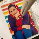 Shabnam Moghadami Instagram - . کشتن ِیه آدم لزوماً همیشه چاقو فرو‌کردن در قلب و گلوله خالی کردن تو مغز اون آدم نیست...گاهی جراحت و دردی که کلام ِناروا و ناحق و زهرآگین به دل ِ آدما وارد می‌کنه به مراتب می‌تونه کاری‌تر از زخم ِخون‌آلود ِ کارد ِسلاخی باشه ...تیر‌های نفرت و کینه‌ و حسد و حسرت وقتی بی‌مهابا و پرقدرت دل و جون ِ آدما رو نشونه می‌رن حتما و حتما ً هزار بار کاری تر از هرجور گلوله‌ی گرم و کشنده‌ای‌ان...جالب اینه که همه‌مون اینارو می دونیم...یعنی اصلا مگه می شه که ندونیم؟! اما بی تفاوتیم بهش...با همه‌ی اهمیتش بی تفاوتیم بهش!کاش حواس‌مون باشه...کاش به سنگ ِ عقده و کینه دل ِ آدما رو نشکنیم...مگه آدم اصلا چنین اجازه‌ای داره؟! مگه ما کی‌ایم؟! قاتل‌هایی که ظاهرشون شبیه قاتل ها نیست و با یه لبخند مزورانه‌ی پت و پهن روی صورت یه قداره‌ی بزرگ توی آستین شون قایم کردن؟!اگه اینجوریه...وای! چه ترسناکیم! .عکس، مال قسمتی از سریال « مردم معمولی»هستش.اون چاقو هم واقعیه توی قلب ِ عکس ِ من.تصویر،من رو یاد چیزایی انداخت که گفتم. #قتل_بی_آلت_قتاله #کشتن_قلب_آدم_ها #زبان_به_مثابه_شمشیر #کلام_به_مثابه_آلت_قتاله #کشتن_روح_آدم_ها_را_تمام_کنیم #بس_است_بی_رحمی_با_آدم_ها