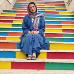 Shabnam Moghadami Instagram - . من یه آدم معمولیِ ساده‌ام...یکی مثل ِ همه.با قابلیت‌ها و محاسن و معایب ِ همه‌ی آدم‌های معمولی... با ترس‌ها و ضعف‌هایی که همه‌ی آدم ها دارن...هیچ‌وقت‌هم یادم نمی‌آد ادعای بهتری و برتری انسانی نسبت به کسی یا کسانی داشته باشم. تنها چیزی که می تونم ادعا کنم اینه که سعی کردم بد نباشم و بدی نکنم...اونم حتما نشده که صد‌در صدی موفق باشم...چون آدمیزادم و‌ نه فرشته و نه معصوم و نه خدای‌گونه. منم مثل ِ همه برای داشته‌هام تلاش کردم و زحمت کشیدم و رنج بردم تا جایی‌که دلم می‌خواد بایستم و از حاصل رنج و نتیجه‌ی زحماتم لذت ببرم. من یه شهروند ِ معمولی‌ام مثل ِ شما، مثل ِ همه! از هیچ حقوق ویژه‌ی شهروندی ‌ای هم نه برخوردارم و نه می‌خوام که برخوردار باشم. صدای من هم به همون‌جاهایی می رسه که صدای همه و به گوش همون‌کسانی می رسه که همه می‌تونن حرف‌هاشون رو به‌گوش‌شون برسونن. من نه چریکم!...نه مصلح ِ اجتماعی ،نه عارف! نه ایثارگر ...نه هیچ چیز دیگه ای به جز یه آدم معمولی ِ ساده، یه شهروند ِ دغدغه‌مند که تلاش می کنه اگه خوب و‌ ویژه و خاص نیست، دست ِ کم بد هم نباشه...برای انسان و طبیعت و حیوان و زمین و آسمون بد نباشه و همین ! صادقانه همین! پس دوستان ، اینکه از یه آدمی مثل همه، مثل خودتون و همه! چیزهایی بخواین که از خودتون برنمی‌آد عجیب نیست؟!اینکه می‌‌گین چرا نمی‌گی واکسن بخرن؟ چرا نمی‌گی‌واکسیناسیون چرا کند انجام می شه ؟ چرا نمی‌گی امتحانات سال‌‌های آخر غیر حضوری برگزار بشه؟ چرا نمی‌گی برق قطع نشه؟ چرا نمی‌گی بیت‌کوین استخراج نشه؟! چرا نمی‌گی اختلاس نشه؟! چرا نمی‌گی به مردم گرسنه و فقیر و شریف رسیدگی بشه و هزاااار تا «چرا نمی‌گی»و «چرا درخواست نمی‌کنی» و چرااااا ی دیگه! دلم می خواد بدونم از چه تصوری راجع به من می‌آد؟! فکر می‌کنین من کی‌ام به جز یه شهروند و یه آدم ِ عادی با توانایی‌ها و تاثیر‌گذاری‌ای مثل ِ همه؟که فقط تلاش می‌کنه بد نباشه و درست رفتار کنه و با هر اظهار نظر احساساتی غیرکارشناسانه اسباب دردسر نشه؟! روشن باشیم و روشن ببینیم...ما همه مثل و مشابه ِ هم‌ایم در همه چیز...کاش ارث پدر از هم نخوایم بی حکم و حجت و دلیل!طلب‌مون رو همون جا وصول کنیم که ازش طلبکاریم! حق‌مون رو از همونی بخوایم که حق‌مون رو خورده!...فحاشی به هم و ارث ِ پدر‌خواهی از همدیگه بی‌هزینه‌س و دل‌خنک کن!...اما بی‌فایده ست و دل‌شکن و گناه آلوده و از انصاف به دور و خداناپسندانه. صلاح البته هرچه خود دانید.