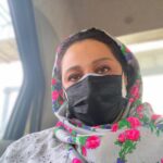 Shabnam Moghadami Instagram - . بیخ ِ گوش‌مان است...مرگ را می گویم، یک سال و‌‌ اندی‌ست که بیش از همیشه‌ی تاریخ بیخِ گوش‌مان است...سر بگردانیم دماغ مان به رَدایش می‌ساید! این همه نزدیک! . یک‌سال‌ و اندی‌ست یک ناشناخته‌ی منحوسِ حقیر !جان به لب‌مان کرده و هر روز و هر ساعت ناقوس گوش‌خراش ِ مرگ را برای‌مان به صدا در می آورد... تن‌تان سالم رفقا اما... اما ما آیا می شنویم؟یا گوش‌های‌مان‌را کیپ گرفته ایم برای نشنیدن ِ صدای ناقوس و ‌درْکوبه های مکرر و پیاپی ِ مرگ؟ کاش بشنویمش پیش از آن‌که دیر شود. بهتر شویم ...به تر باشیم ...پیش از آن‌که دیر شود... واقعیت این است که ما...به اندازه‌ی کافی، به اندازه‌ای که لایق ِ صفت ِ «اشرف ِ مخلوقات » باشیم، خوب نیستیم. با خودمان تعارف نکنیم، قربان صدقه‌ی خودمان نرویم ، واقع‌بین که باشیم خیلی چیزها دست‌مان می آید. تن‌تان سالم و‌ دل تان خوش. مراقب جسم و قلب و روح‌ و جان تان باشید. بلا به دور.