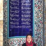 Shabnam Moghadami Instagram - . به جهان خرم از آنم که جهان خرم از اوست عاشقم بر همه عالم که همه عالم از اوست به غنیمت شمر ای دوست دم عیسی صبح تا دل مرده مگر زنده کنی کاین دم از اوست نه فلک راست مسلم نه ملک را حاصل آنچه در سر سویدای بنی‌آدم از اوست به حلاوت بخورم زهر که شاهد ساقیست به ارادت ببرم درد که درمان هم از اوست زخم خونینم اگر به نشود به باشد خنک آن زخم که هر لحظه مرا مرهم از اوست غم و شادی بر عارف چه تفاوت دارد ساقیا باده بده شادی آن کاین غم از اوست پادشاهی و گدایی بر ما یکسان است که بر این در همه را پشت عبادت خم از اوست سعدیا گر بکند سیل فنا خانهٔ عمر دل قوی دار که بنیاد بقا محکم از اوست . روز ِ بزرگداشت ِ حضرت ِ سعدی عزیز خجسته. . عکس در آرامگاه سعدی، در شیراز ،در بهار نودوهفت که رهگذری مهربان برداشت از من. . این غزل ِ زیبای حضرت با صدای جناب شهرام ناظری، در آلبوم «کیش ِ مهر»، شنیدن دارد.گوش تان را مهمانش کنید جهت ِ سم‌زدایی ِ این همه اخبار بد! #سعدی_شیرازی #روز_سعدی #شیراز #شهرام_ناظری #کیش_مهر