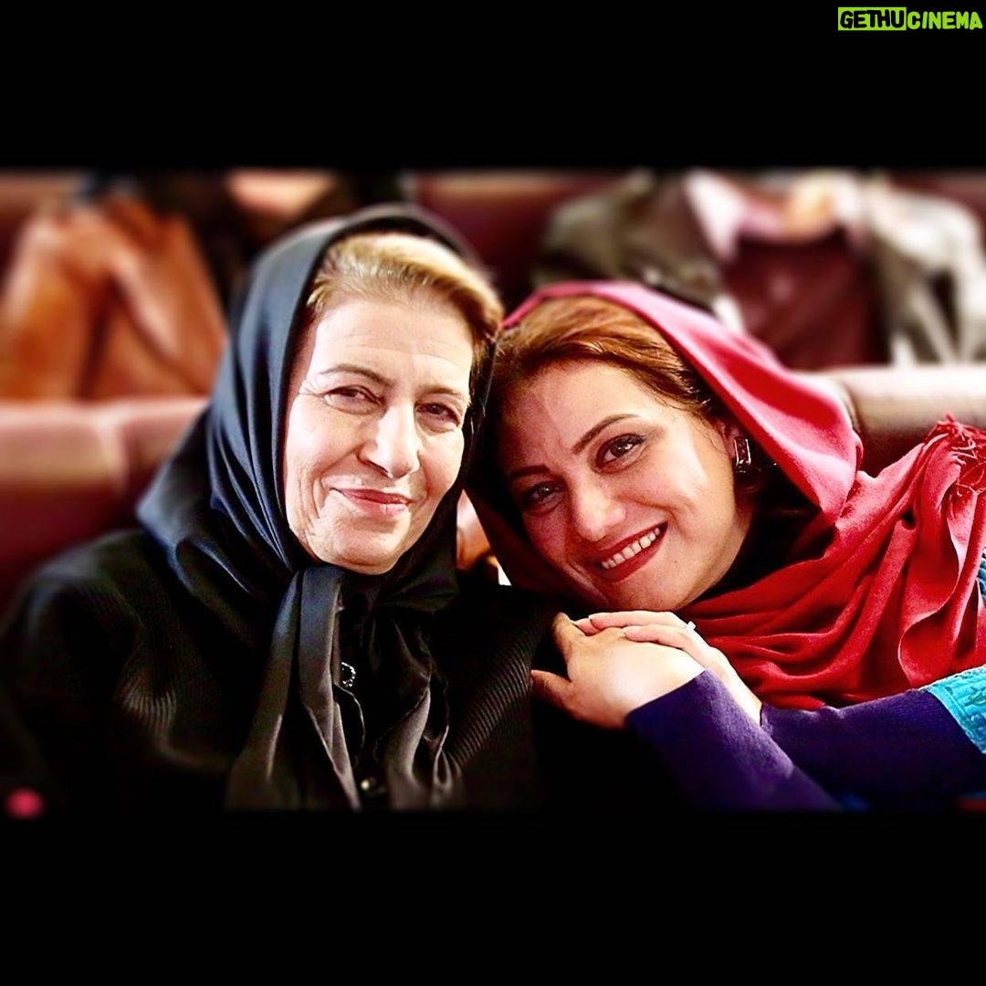 Shabnam Moghadami Instagram - . تولدتون مبارک ِ ما خانم جان... شما رویای کودکی من هستین و من چه خوشبختم که تونستم رویام رو در آغوش بگیرم... شکر برای بودنتون و سایه تون همیشگی خانوم ِ خیالگونهی زیبا و خندان و خوشپوش ِقاب ِ تلویزیون ِ سیاه و سفید ِ بچگی هام...تولدتون هزار بار مبارک ِ نسل ِ من... _ مامانم می گه من کوچیک که بودم به خانوم برومند ، می گفتم «خانوم بارونی»...حالا می بینم حرف راست ودرست رو باید از بچه شنیدو من با همون زبون ِ بچگی بدم نمی گفتم...بارون ِ مهربونی و معرفتن ایشون... - عکس رو در جشن چلچراغ ، زمستون ِ نودوپنج گرفتیم. و بسیار ممنونم از خانم یا آقای عکاسی که این تصویر رو ثبت کردن و من متاسفانه اسم شون رو نمی دونم. #احترام_برومند @ehteramboroumand @leilirashidi
