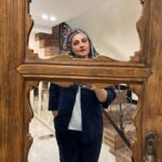 Shabnam Moghadami Instagram - . سرد و ساده و شکسته آینه‌ی قدیمی‌ام من با چراغ و گل غریبه با غبار صمیمی ام من می‌مونم زیر ِ هجوم ِ وحشی ِ آوار کینه واسه بازیچه نبودن ،آخرین بازی همینه! . و من بااجازه از جناب جنتی‌عطایی می‌خوام بگم: نمی‌مونم زیر ِ هجوم ِ وحشی ِ آوار کینه! نمونیم زیر ِ هجوم ِ وحشی ِ آوار ِ کینه! نمونین زیر ِ هجوم ِ وحشی ِ آوار ِ کینه! واسه بازیچه نبودن…واسه بازیچه نموندن…واسه بازیچه نشدن آخرین بازی همینه. آخرین بازی همینه… بازی ِ بُرد همینه… . اینجا آرنیک‌گالریِ زیبا.عصر ِ خاکستری ِ روزی پاییزی. . #ایرج_جنتی_عطایی #گالری_آرنیک