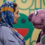 Shabnam Moghadami Instagram - . جناب خان برای من یه عروسک ساده و معمولی نیست.یه حضور ِ گرم و پرانرژی و با معرفت و مهربونه ...یه رفیق ِ باحال و اهل ِ دل که انگار خیلی ساله می‌شناسمش. جناب‌خان، رفیقم، آواها و گفتار و‌کلام ِ مثل ِ قند و آوازهای خوش و زیبا و زبون تند و تیز و منتقدش رو از محمد بحرانی داره و جان و حرکات و رفتار ِ شیرین و اون همه قر ِ ریز و‌درشت منحصر به فردش رو از مهدی برقعی و حامد ذبیحی...اینا رو خودش بهم گفت و گفت که با اینا خیلی‌م رفیقه...جوری شبیه ِ سه‌چارتا روح در یک بدن ! برای دیدن رفقای درجه یک و هنرمند ِ جناب‌خان و من، آلبوم کوچک رو ورق بزنین. . ممنونم از طاهره فلاحت‌پیشه‌‌‌ی عزیزم برای عکس ها. • #جناب_خان #محمد_بحرانی #خندوانه #مهدی_برقعی #حامد_ذبیحی @mohamadbahrani_official @jenabkhan @jenabkhan1 @borghei.mehdi @haamed.zabihi