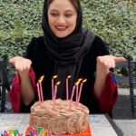 Shabnam Moghadami Instagram - به تاریخ ِ سومْ روز ِ بهار قرن ِ تازه...که زادروزم بود.اینجا به یادگار بماند ،تصویر ِ لحظات امید و لبخند و دعا در آغاز ِ سال ِ تازه‌ی زندگی ام... . سپاسگزار ِ مهر ِ همه‌ی عزیزانی هستم که من رو به یاد داشتن و از شب ِ پیش با تبریک باران شون شرمنده ام کردن. قدردانِ خودتون و معرفت و لطف و عشق ِ بی‌شائبه تون هستم.در پناه لطف ِ خدا باشین .