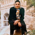 Shabnam Moghadami Instagram - بیست و شیش سالمه اینجا...بهار هفتاد و هفت.با یه عده دوست ِ تئاتری ِ باحال و بامعرفت ِ کرمانشاهی رفتیم به تماشای همه‌ی زیبایی های تاریخی و طبیعی ِ غرب ِ ایران.از اون سفرها که اهل ِ سفر همیشه شان آرزوست! ماشین آفرود و ادا اصول لاکچری اینا در کار نبود، یه اتوبوس بود و یه عده آدم جوون و با عشق و‌ حوصله و عاشق ایران‌گردی...که یاد ِ همه شون سبز. پشت ِ سرم «طاق ِ گَرا » پیداست. یک سازه‌ی شگفت‌انگیز ِ دوره ساسانی که میان ِ راه ِ کرمانشاه به سرپل‌ذهاب ، توی منطقه ای به اسم پاتاق قرار گرفته ...پساکرونا ، اگه گذارتون به اون سمت و‌ نواحی افتاد، دیدنش رو از دست ندین...فعلا که دلخوشیم به مرور ِ خاطرات ِ سفر ها! عکس رو حمیدرضا خان نعیمی برداشت از من.با دوربین زنیتِ آنالوگِ گنده‌ی بی‌قواره ام که عاشقش بودم ( و هستم !)اون وقتا دوربین دیجیتال وجود نداشت هنوز. #طاق_گرا #ایرانگردی #سفر @hamidreza_naeimiii