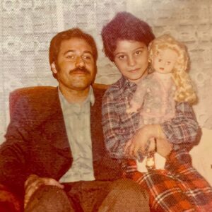 Shabnam Moghadami Instagram - شد شیش سال بابا...امروز شد شیش سال که رفتی.خیالم راحته که جات تو دل ِ آسمون و تو بالا بلندای ِ بهشت از جای ما خیلی بهتره ...خیالت راحت باشه که همون جور زندگی می کنم که یادم دادی، می تونم بگم تازگی‌ها در قورت دادن تلخی ها و‌ دم نزدن، در تحمل و...تحمل و...تحمل از توام جلو زدم!... خوبه یا بد نمی دونم اما اینجوره...دلم برات تنگ شده خیلی...از اینکه زیاد به خوابم می آی خیلی ممنونم.
#پدر