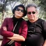 Shabnam Moghadami Instagram - . کاش آرام در بستر دراز کشیده بودید آقا…نگاه‌های آخرتان به پنجره‌ی پاییز بود.کتاب‌تان را می‌بستید، عینک‌تان را رویش می‌گذاشتید کنار تخت.نفس عمیقی می‌کشیدید،برای آخر بار صدای خش‌خش برگ‌‌های پاییز ِنحس ِ صفردو را می‌شنیدید و چشم می‌بستید،وحیده را صدا می زدید و نفس ِ آخرتان را می‌کشیدید و تا وحیده به شما برسد شما می‌رفتید…بعد وحیده می‌آمد بالای سرتان ببیند چه می‌خواهید، می‌دید شما رفته‌اید، همان‌جا وا می‌رفت روی زمین.سرش را می‌گذاشت روی سینه‌تان.بغضش می‌ترکید،قلبش بی شما بودن را تاب نمی‌آورد،می‌ایستاد و تمام.بعد دوباره شما را کنار پنجره می‌دید،نورانی و سپید…شما دستش را می‌گرفتید و با هم می‌رفتید به دنیایی بهتر،روشن‌تر…آرام‌تر و به‌سامان تر… آقا کاش هرجور دیگر ترک ِ این دنیا می‌کردید و این جور نه!کاش زمین‌گیر می‌شدید از شدت کهولت…بعد می‌رفتید که همه می‌گفتند راحت شد!کاش مرگ شما را همان قدر لطیف درمی‌ربود که باورتان بود… زبانم نمی‌چرخد بگویم کشتندتان…شما را و یارتان را کشتند…به قتل رساندند! و هیچکس هم نمی‌داند به کدامین گناه؟هیچکس هم هیچوقت نمی‌فهمد به کدامین گناه؟ می‌دانم،مرگ ِ عزیز تلخ است.حتی اگر همین قدر که من تصور کردم شاعرانه باشد…عاشقانه باشد.اما …این مرگ …این جور مردن نه حق است نه باورکردنی…ظالمانه‌است…ناجوانمردانه است… حالی‌م شده بود که رخت ِ سیاه دیگر درنمی‌آید از تن‌مان.فهمیده بودم که سوگ و سیاهی شده‌‌است تکه‌ای از زندگی‌مان. این مدت اخیر خوب دستگیرم شده بود که نه اشک ِ چشم‌مان قرار است بند بیاید نه خون ِ جگرمان…نه اندوه ِ قلب‌مان قرار است کم شود نه حجم ِ بی‌رحمی ِ روزگار با ما! این فاجعه اما چیز دیگریست…جور دیگری‌ست…این فاجعه هیچ جور هضم نمی‌شود…هیچ جور توی کَت ِ هیچکس نمی‌رود…«فاجعه» چه آهنگ هولناکی دارد…چطور تن و روح‌مان را لرزاند این «فاجعه»…چطور بپذیریمش؟چطور باورش کنیم؟ . خدا می‌داند،فقط خدا می‌داند که چقدر متاسفم که دیدارمان افتاد به قیامت…جای‌تان تا همیشه… تا ابدالآباد در سینمای ایران خالی‌ست و در دل ِ ما نیز…. . تسلیت به ایران.به سینمای ایران… . #داریوش_مهرجویی #وحیده_محمدی_فر #فاجعه #به_کدامین_گناه_کشته_شدند #قتل #سینمای_ایران #کارگردانان_سینما