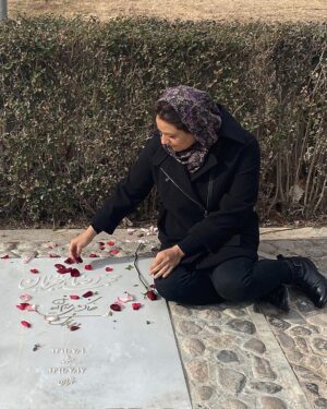 Shabnam Moghadami Instagram - .
ای کبوتر از آشیان کرانه کردی

بی سبب چرا ترک آشیانه کردی؟

یادی از رفیقان آشنا نکردی

زین مکان که با عاشقان در آن چمیدی

از آن چه دیدی؟

ناگهان چرا سوی دیگران پریدی؟

ترک یار ِنالان و ترک ِخانه کردی...
برمزار ِ استاد ، امروز . به تاریخ شانزدهمین روز ِ بهمن ماه ِ سال ِ مرگْ‌باران...
.
شعر سروده ی محمدتقی بهار است. استاد شجریان سال ها پیش این شعر را با تنظیم استاد فرامرز پایور در ابوعطا اجرا کرده اند که تا حالا و تا همیشه شنیدنی ست.
#محمد_رضا_شجریان 
#محمد_تقی_بهار 
#تصنیف_سنتی #تصنیف_ماندگار 
#فرامرز_پایور 
@homayounshajarian 
@shajarian_home