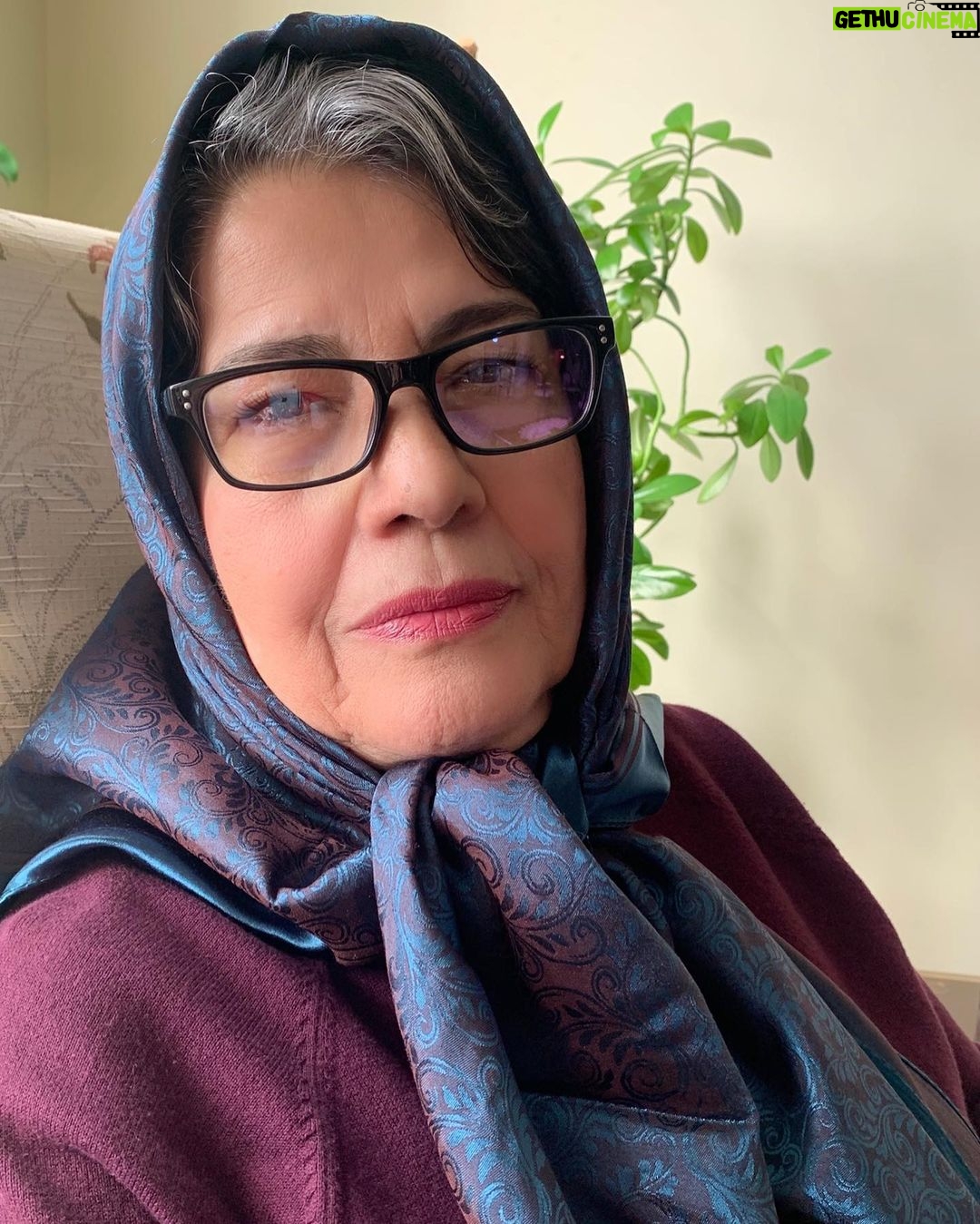 Shabnam Moghadami Instagram - همه ی مادر ها بوی بهار و بنفشه می دهند ،بوی هر چه گلاب و گُل...مادر ِ من هم . روزت مبارک مامان♥️