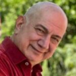 Shabnam Moghadami Instagram - . دور از ذهن و دل ِ همه‌ی ماست نبودن ِ تو آتیلا… نبودنت در باور ِ هیچکس نمی‌گنجد…سیاه ِ تو را نمی‌شود تن کرد،مرگ ِ تلخ ِ تو را نمی‌شود پذیرفت… چطور آن همه اشتیاق ِ زندگی و تسلیم ناپذیری و شور و جوانی و تازگی و خلاقیت و خنده و خاطره و بازی و کودکانگی و شوق و سرخوشی و شعف و نشاط که تو بودی…می‌شود که نباشد؟با جای خالی‌ات چه کنیم آتیلا؟ . تسلیت به همه اهل ِتئاتر و سینما که رفیق و یار و حامی و همکاری بی‌نظیر از دست‌شان رفت…که رفت… . کاش می‌شد بدانم با این نبودن‌های بزرگ و دل‌خراش چطور باید کنار آمد؟ . در آرامش و نور باشی آتیلا جان…پروازت نورانی… برای فاطی بانوجان و ستاره و خسرو عزیزم صبر آرزو دارم. این عکس را با همه‌ی بی‌کیفیتی‌اش دوست دارم.تکه‌ای است از یک سلفی.که پشت ِ صحنه‌ی «مردم معمولی»گرفتم.لبخند ِ آتیلا حس و حال ِخوبی دارد.شیطنت ِ همیشگی‌اش را دارد.عکس،خیلی آتیلاست. . #آتیلا_پسیانی #من_مرگ_هیچ_عزیزی_را_باور_نمیکنم