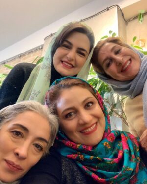 Shabnam Moghadami Instagram - .
از خوش اقبالی های من در زندگی یکی اینکه شما را دارم . در قلب و در کنارم...حتی اگر به اجبار ِ روزگار کم ببینیم هم را،یا اصلا مدتْ مدیدی نبینیم هم را باز دلم قرص است به بودن تان ،به داشتن تان ،به مهربانی و حمایت تان .و شکر برای این همه.
.
ما مصداق بارز ِ این شعریم که می گوید:

اگر می‌ خواهی نگهم داری دوست من

از دستم می‌ دهی

اگر می‌ خواهی همراهیم کنی دوست من

تا انسان آزادی باشم

میان ما همبستگی‌ ای از آن‌گونه می‌ روید

كه زندگی ما هر دو تن را

غرقه در شكوفه می‌ کند ...
.
دوست تان دارم .من می مانم و دلتنگی برای صورت ماه شما در خواب و‌بیداری.خواهران ِ همیشه ی من.
.
شعر سروده ی مارگوت بیکل است. ترجمه ی بامداد ِ عزیز.
#رفاقت
#دوستی