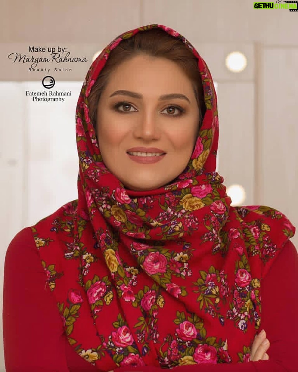 Shabnam Moghadami Instagram - آغاز هفته تون به روشنی ...نیمه ی آخرین ماه پاییزتون آرام. کاش هفته ی پیش رو و همه ی هفته های پیش رو بی غم و بی مرگ و رو به سلامتی و آرامش باشه . . چند هفته ی سختی رو پشت ِ سر گذاشتم. و این جدای ِ از سال ِ بسیار سختیه که همه ی ما بلکه همه ی جهان به سختی ازش عبور کردیم تا اینجا ...قدیمیا می گن : چون می گذرد غمی نیست اما تا بخواهد بگذرد ...درد ِ کمی نیست! . برای هم دعا کنیم، چیزای خوب بخوایم، آرزو های خوب کنیم برای هم.و اول از همه سلامتی...سلامتی جسم و جان و تن و روان...بلکه به شیرینی ِ خواست و کلام مثبت یه کم تلخی ِ جهان پیرامون مون کم شه. برسیم به داد ِ هم ، به داد ِ خودمون. به امید ِ فرداهای بهتر. . غبار ِ غم برود حال خوش شود حافظ . تو آب ِ دیده از این رهگذر دریغ مدار... . صورت آرایی و عکس از مریم رهنما ی عزیز.که با عشق و دقت و حرفه ای کار کردنش رو بسیار دوست دارم . #شبنم_مقدمی #مثبت_اندیشی #آرامش #امید