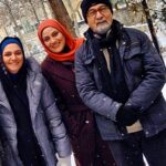 Shabnam Moghadami Instagram - . چه بختی بود اون مدت کنار ِ شما بودن...چقدر مهربون بودین،چه بی‌دریغ بودین در آموختن به ما...در همراهی باهامون در شیطنت های پشت صحنه و بازی ها...چقدر حوصله مونو داشتین...چقدر دل به دل مون می دادین...چقدر پدری می کردین برامون چقدر معلمی می کردین...من برای شیرینی ِ خاطراتی که اون قدر شیرین تعریف می کردین می مردم ...پدرم که رفت گفتین مگه من نقش ِ باباتو بازی نکردم این همه وقت؟ خب چه فرقی داره تو از این به بعد دختر خودمی ...من الان چه کنم با غم ِ این پدر از دست دادن ِ دوباره؟ . حواس تون بهم باشه توروخدا...تنهام نذارین ها...من بعد از بابام پشتم به شما گرمه...چه اینجا باشین، چه تو آسمونا، چه تو بهشت ...فرقی نداره من پشتم به شما گرمه.دوست تون دارم، لطفا همین قدر دوستم داشته باشین. . عکس، مال ِ پشت ِ صحنه ی سریال «هفت سنگ » هستش و گمونم کارگردان نازنین مون علی رضا بذر افشان گرفتش.۷ سال پیش از این، سال ۹۲، همین وقتای سال بود توی یه پارک فیلمبرداری می کردیم. یه عالمه هم برف بازی کردیم اون روز ...سر دسته مونم آقای پورحسینی بودن که همه مون کلی ازشون گوله برفی خوردیم...خاطره شون گرامی . #پرویزپورحسینی #سریال_هفت_سنگ #الهام_پاوه_نژاد #علیرضا_بذرافشان #پشت_صحنه