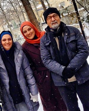 Shabnam Moghadami Instagram - .
چه بختی بود اون مدت کنار ِ شما بودن...چقدر مهربون بودین،چه بی‌دریغ بودین در آموختن به ما...در همراهی باهامون در شیطنت های پشت صحنه و بازی ها...چقدر حوصله مونو داشتین...چقدر دل به دل مون می دادین...چقدر پدری می کردین برامون چقدر معلمی می کردین...من برای شیرینی ِ خاطراتی که اون قدر شیرین تعریف می کردین می مردم ...پدرم که رفت گفتین مگه من نقش ِ باباتو بازی نکردم این همه وقت؟ خب چه فرقی داره تو از این به بعد دختر خودمی ...من الان  چه کنم با غم ِ این پدر از دست دادن ِ دوباره؟
.
حواس تون بهم باشه توروخدا...تنهام نذارین ها...من بعد از بابام پشتم به شما گرمه...چه اینجا باشین، چه تو آسمونا، چه تو بهشت ...فرقی نداره من پشتم به شما گرمه.دوست تون دارم، لطفا همین قدر دوستم داشته باشین.
.
عکس، مال ِ پشت ِ صحنه ی سریال «هفت سنگ » هستش و گمونم کارگردان نازنین مون علی رضا بذر افشان گرفتش.۷ سال پیش از این، سال ۹۲، همین وقتای سال بود توی یه پارک فیلمبرداری می کردیم. یه عالمه هم برف بازی کردیم اون روز ...سر دسته مونم آقای پورحسینی بودن که همه مون کلی ازشون گوله برفی خوردیم...خاطره شون گرامی .
#پرویزپورحسینی #سریال_هفت_سنگ #الهام_پاوه_نژاد #علیرضا_بذرافشان #پشت_صحنه