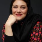 Shabnam Moghadami Instagram - . من هم مي‌توانستم مثل تمام زنان آينه‌بازي کنم مي‌توانستم قهوه‌ام را در گرماي تخت‌خوابم جرعه‌جرعه بنوشم و وراجي‌هايم را از پشت تلفن پي بگيرم بي آنکه از روزها و ساعت‌ها خبري داشته باشم مي توانستم آرايش کنم سرمه بکشم دل‌ربايي کنم و زير آفتاب برنزه شوم و روي امواج مثل پري دريايي برقصم مي‌توانستم خود را به شکل فيروزه و ياقوت درآورم و مثل ملکه‌ها بخرامم مي‌توانستم کاري نکنم چيزي نخوانم و ننويسم و تنها با نورها و لباس‌ها و سفرها سرگرم باشم مي‌توانستم شورش نکنم خشمگين نشوم با فاجعه ها مخالفت نکنم و در برابر رنج‌ها فرياد نزنم مي‌توانستن اشک را ببلعم سرکوب شدن را ببلعم و مثل همه‌ي زنداني‌ها با زندان کنار بيايم من مي‌توانستم سوالات تاريخ را نشنيده بگيرم و از عذاب وجدان فرار کنم من مي‌توانستم آه همه‌ي غمگينان را فرياد همه‌ي سرکوب‌شدگان را و انقلاب هزاران مرده را نديده بگيرم اما من به همه‌ي اين قوانين زنانه خيانت کردم و راه کلمات را برگزيدم. . سعاد الصباح . شاعر عرب . امروز ۲۵ نوامبر روز جهانی منع خشونت علیه زنان است. . با امید به جهانی بی خشونت علیه مردمان ، جهانی سراسر صلح و آرامش برای زنان و مردان. #روز_جهانی_خشونت_علیه_زنان عکس از حسین سپهوند. در تاریخی که درست به خاطرم نیست. چند سال پیش از این گویا . ***در تکمیل این پست استوری مربوط را ببینید.