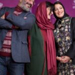 Shabnam Moghadami Instagram - . دلم برای این احوال تنگ شده...روزهای خنده های واقعی تر ...حال ‌و روز ِ کمی بهتر...روزگار ِ نگاه ِ اندکی امیدوارانِه به فردا و به آینده... . راستی چه عکس ِ خوبی ! حال ِ امیر و ریما جانم را چقدر دوست دارم توی این عکس...کاش یادم می آمد ریما چی می گفت در ِ گوشم. . تهران.برج میلاد.بهمن ۹۴. یکی از روزهای جشنواره ی فیلم فجر . و خاطرم نیست عکس را کدام عزیزی برداشته است.